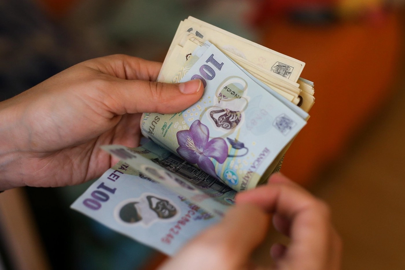 Leul s-a apreciat, marţi, în raport cu principalele valute