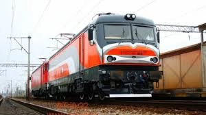 Circulație feroviară între Topleț și Valea Cernei, oprită din cauza unei locomotive defecte: echipele intervin la fața locului