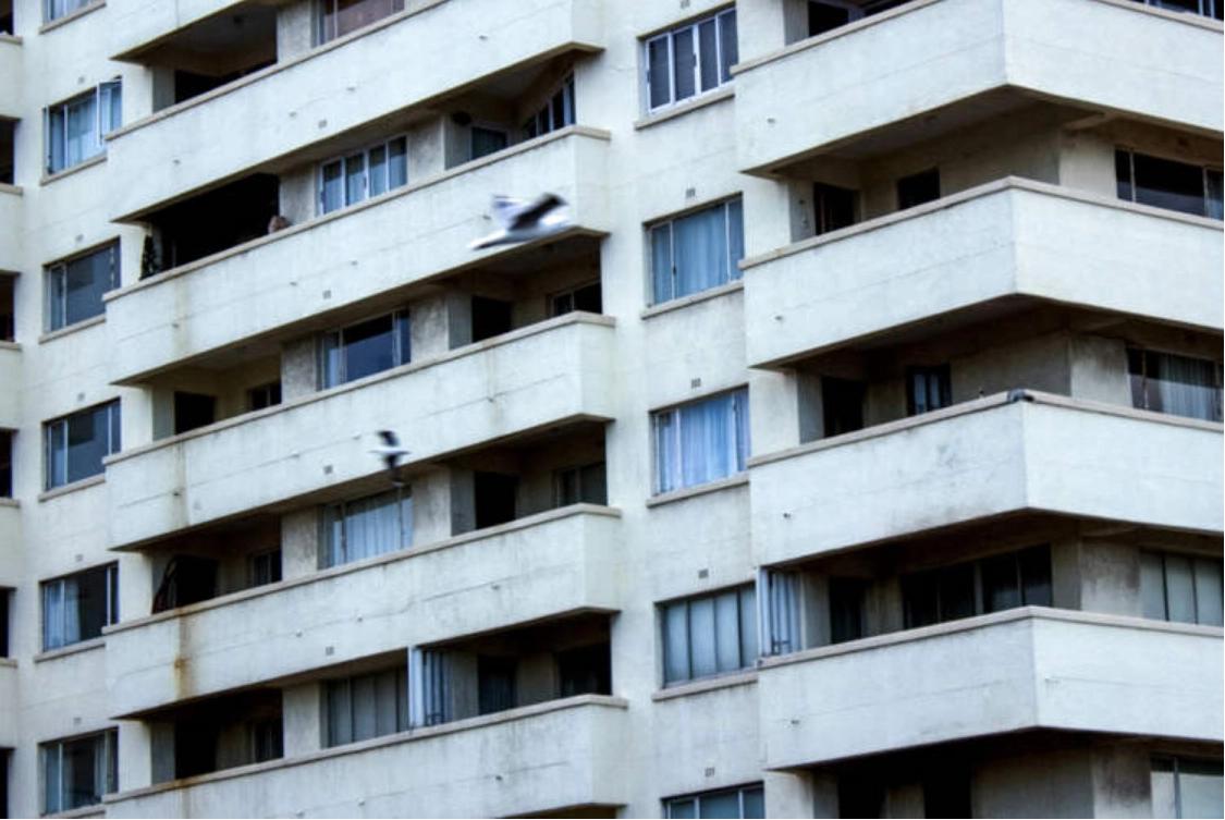 Metoda 'Cadoul', noua schemă prin care hoții ajung direct în sufragerie și fură din casă