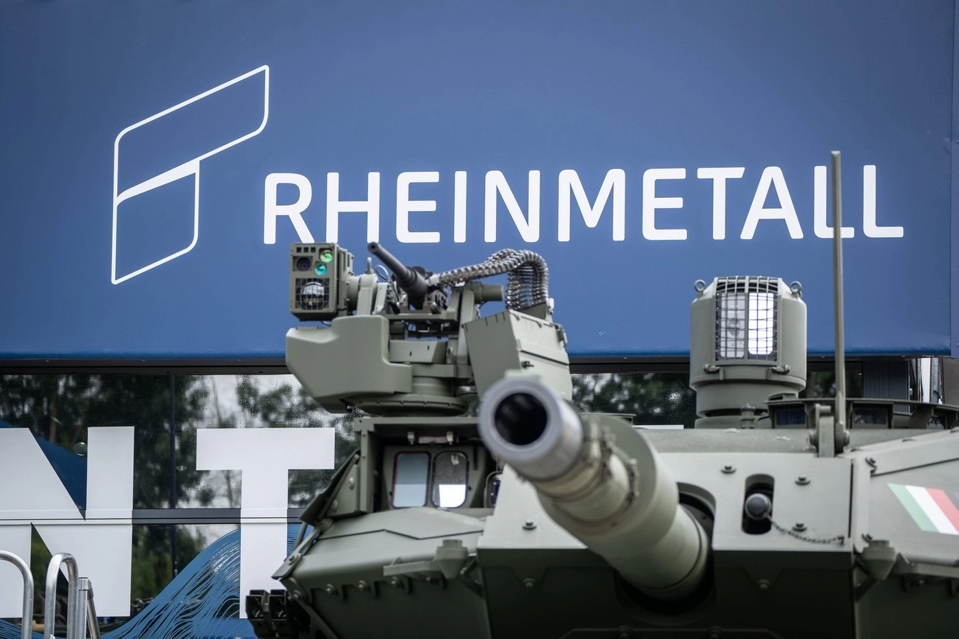 Miruţă, după acordul cu Rheinmetall: Am introdus obligaţia de a implica furnizorii din lanţul de producţie local