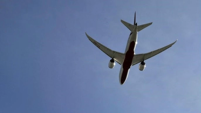 Alertă în spațiul aerian american: un Boeing cu 140 de persoane la bord, deviat de urgență după impactul cu un obiect neidentificat