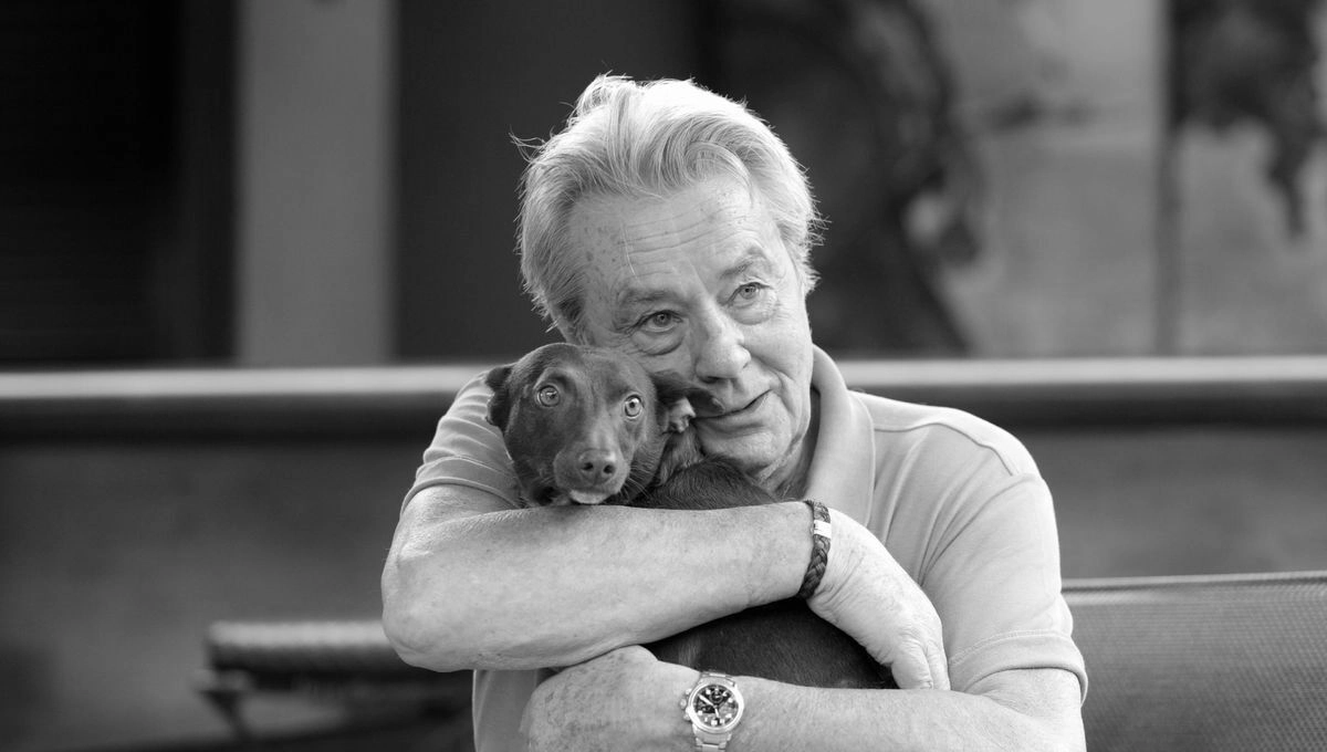 Fiul lui Alain Delon, Alain-Fabien, îi dă în judecată pe fratele şi sora sa pentru a anula testamentul actorului