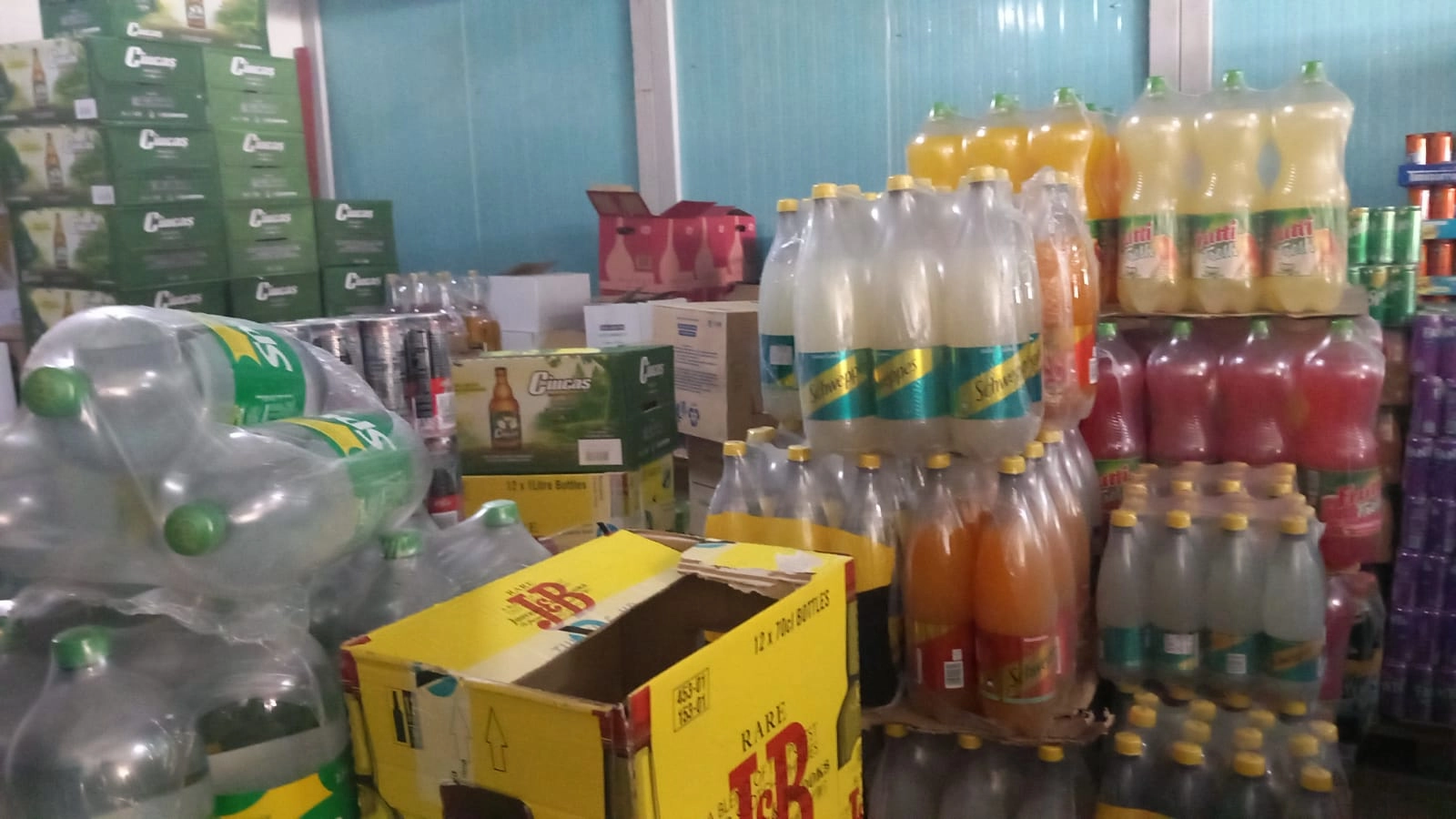 Românii s-au dat pe apă plată: Vânzările la sucuri și băuturi alcoolice au scăzut vizibil, berea fără alcool câștigă teren