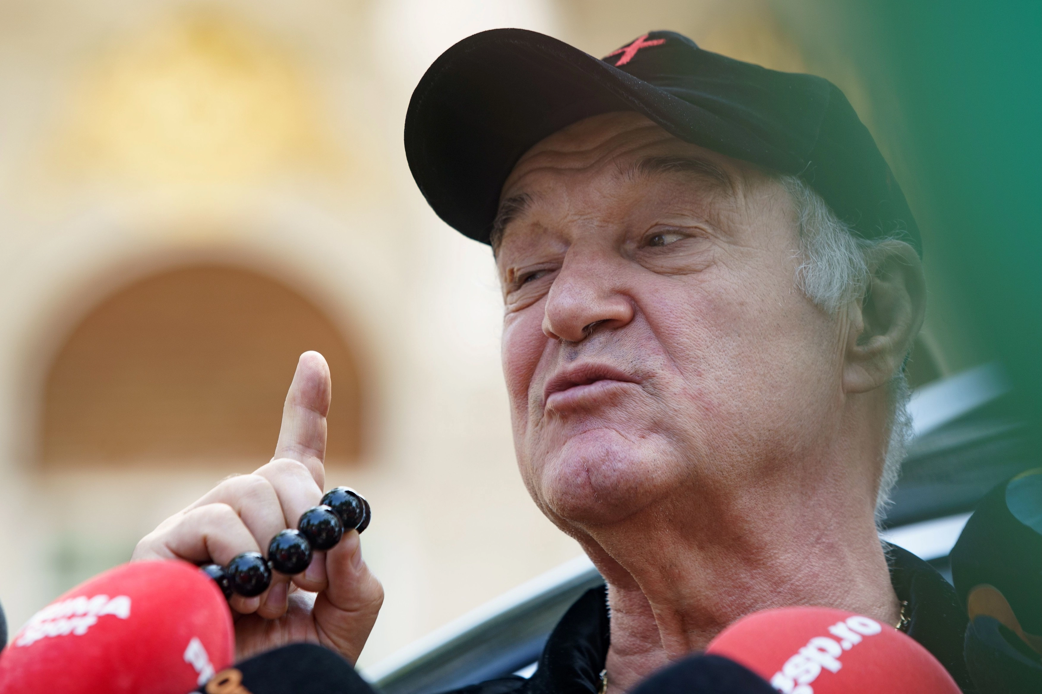 Reacția nervoasă a lui Gigi Becali după ce a rămas fără permis de conducere