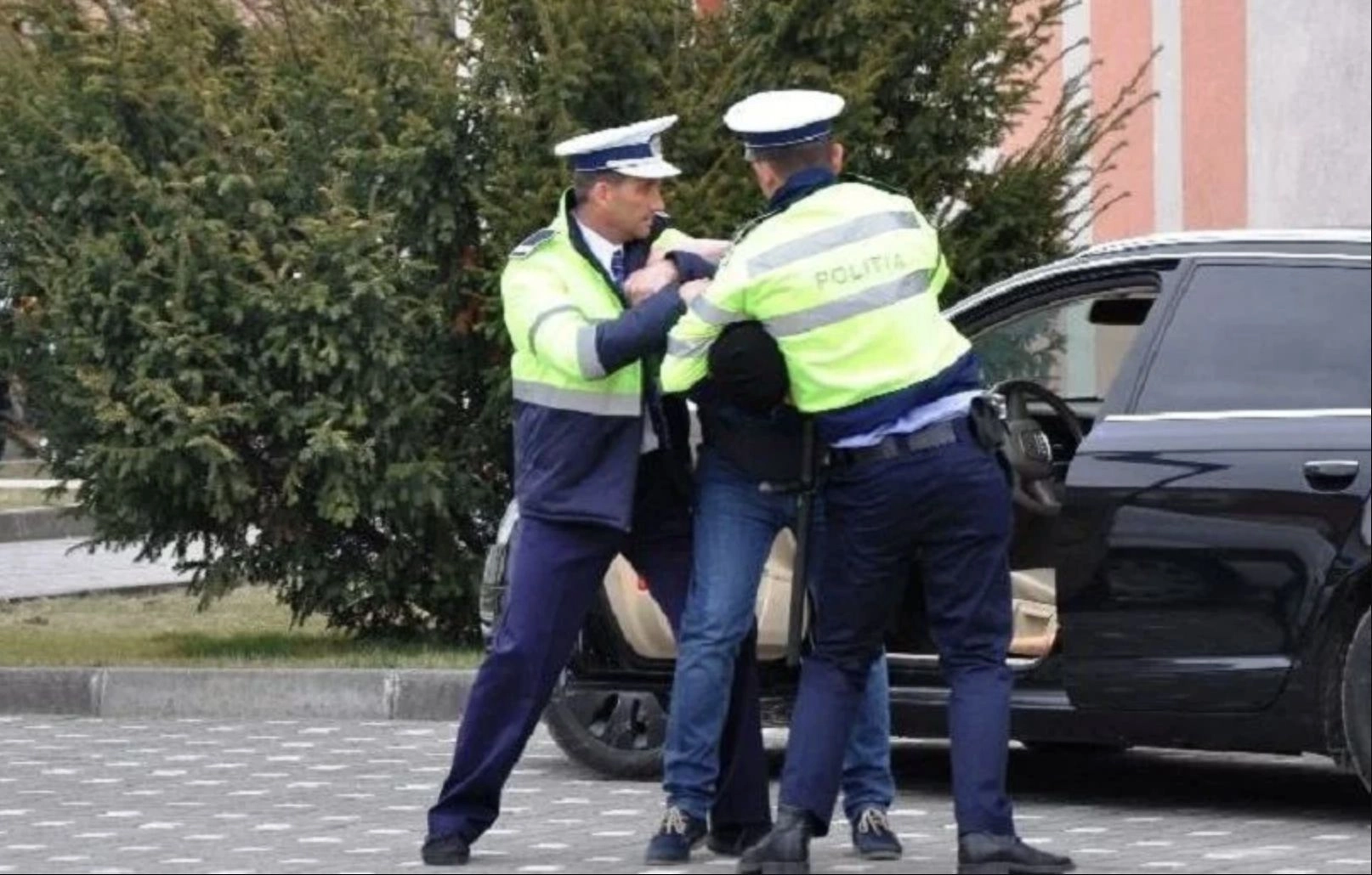 Cinci persoane, inclusiv o femeie, reţinute într-un dosar de încăierare: Doi oameni au ajuns la spital