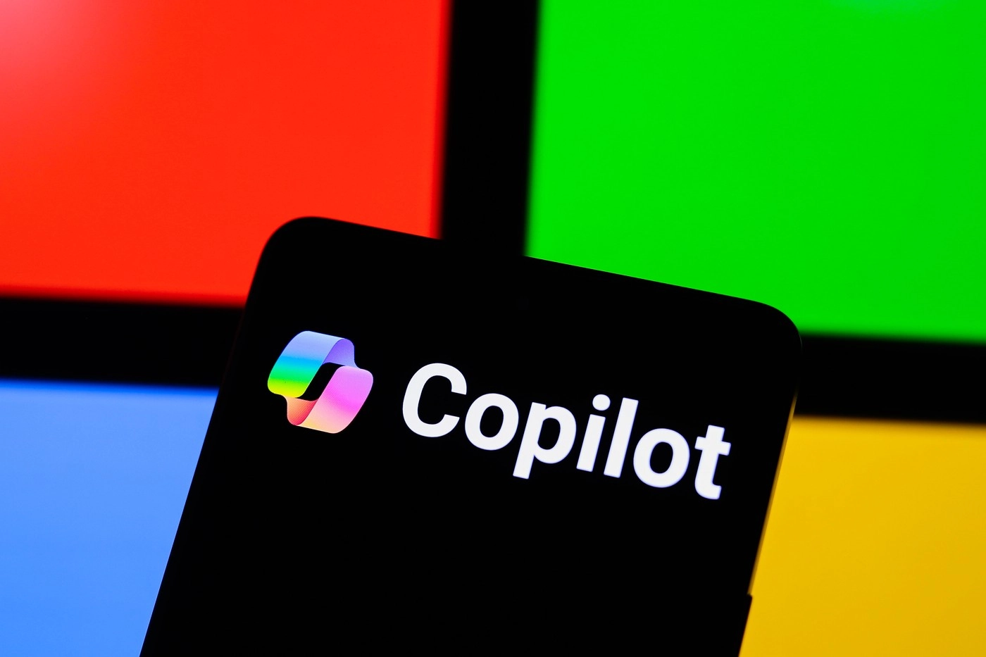 Microsoft se loveşte de reticenţa companiilor în adoptarea pe scară largă a chatbotului Copilot, în pofida dominaţiei sale în mediul enterprise