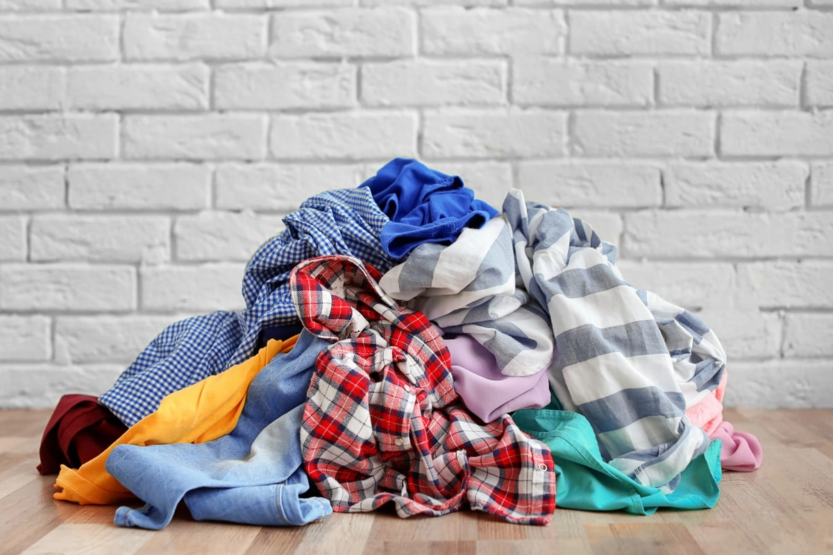 Pericolul nevăzut din hainele sintetice: De ce copiii și femeile însărcinate n-ar trebui să poarte îmbrăcăminte din poliester