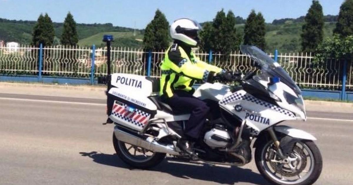O tânără de 26 de ani a lovit motocicleta Poliției Rutiere Botoșani în timp ce vorbea la telefon: Femeia a rămas fără permis