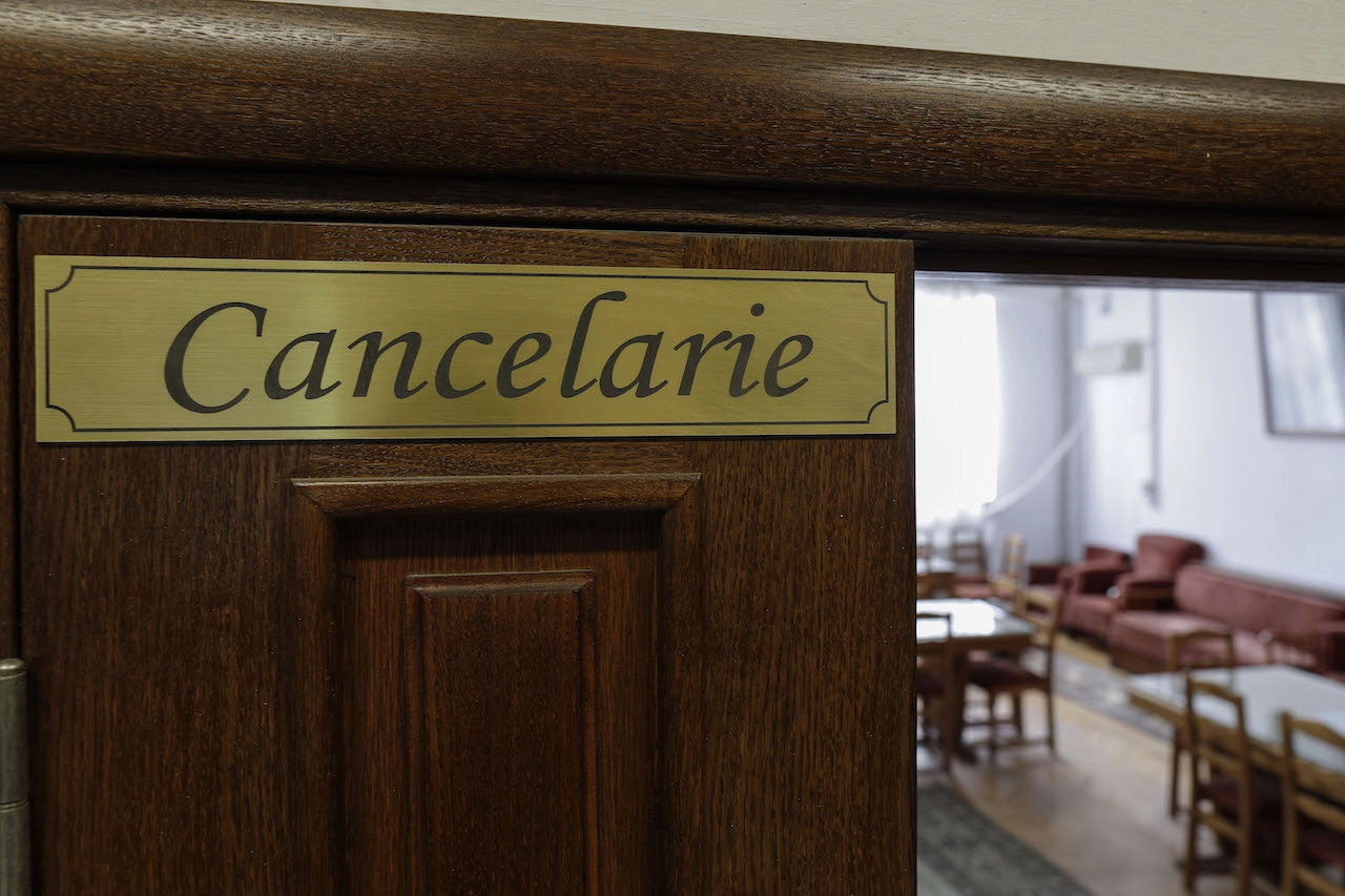 Un elev de 15 ani și-a pălmuit profesoara, polițiștii au deschis o anchetă