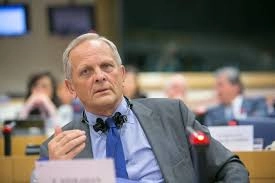 Stolojan trage cu tunul în CCR, după decizia privind pensiile magistraților: „O palmă peste obrazul românilor”
