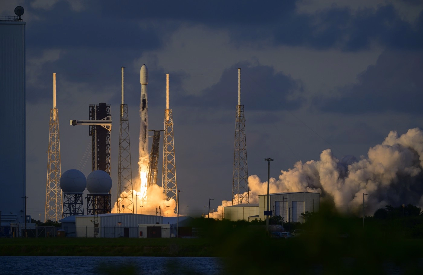 Blue Origin vrea să construiască o versiune mai mare a rachetei New Glenn pentru a concura cu SpaceX