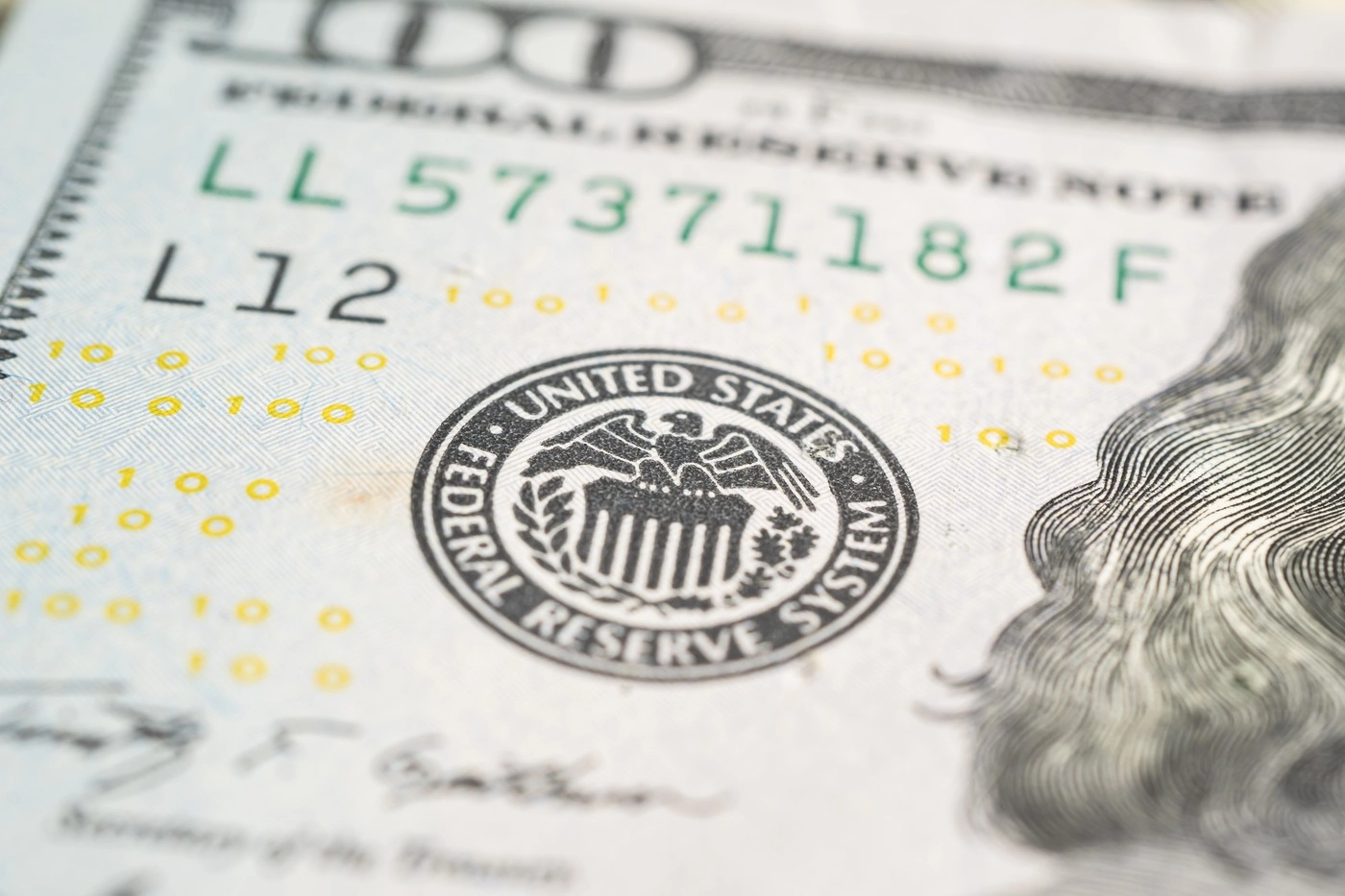 Dolarul a scăzut marţi la minimul ultimilor patru ani faţă de euro, înaintea deciziei Rezervei Federale privind dobânda