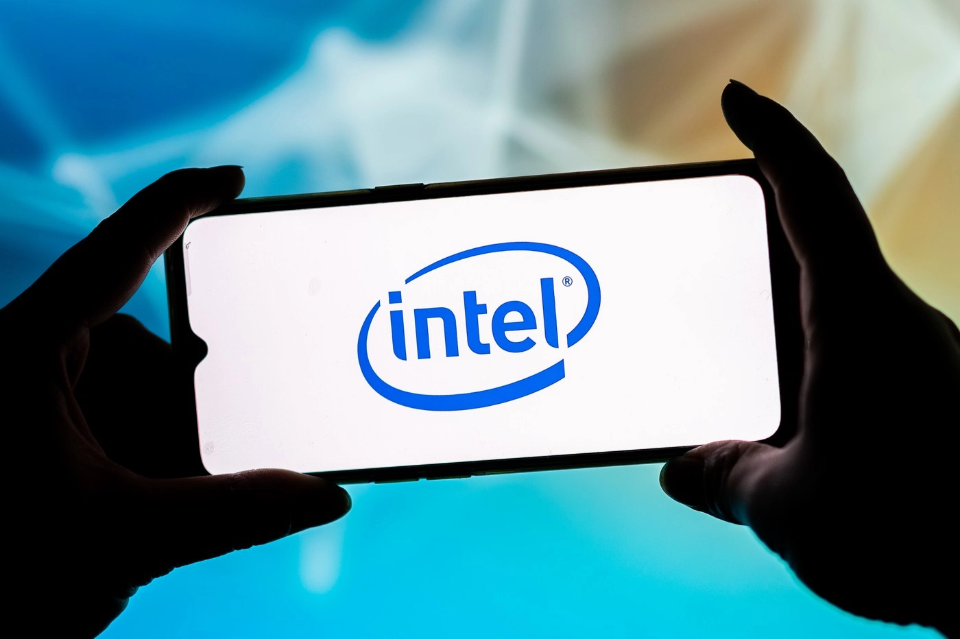 Acţiunile Intel cresc cu 7% după întâlnirea CEO-ului cu Donald Trump