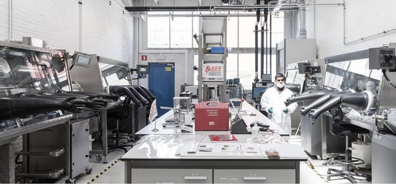 România, victimă într-o mega-înșelăciune internațională: Doi georgieni au 'clonat' o firmă și au furat baterii de 1 milion €