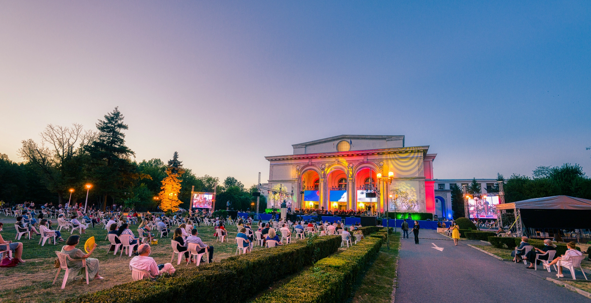 Spotlight - International Light Art Festival va avea loc la Bucureşti între 10 şi 12 octombrie - Peste 20 de instalaţii artistice din România şi din Europa - Simbioză/ Symbiosis - tema ediţiei