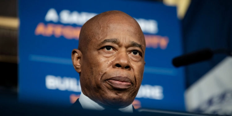 Primarul New York-ului Eric Adams renunță la candidatură