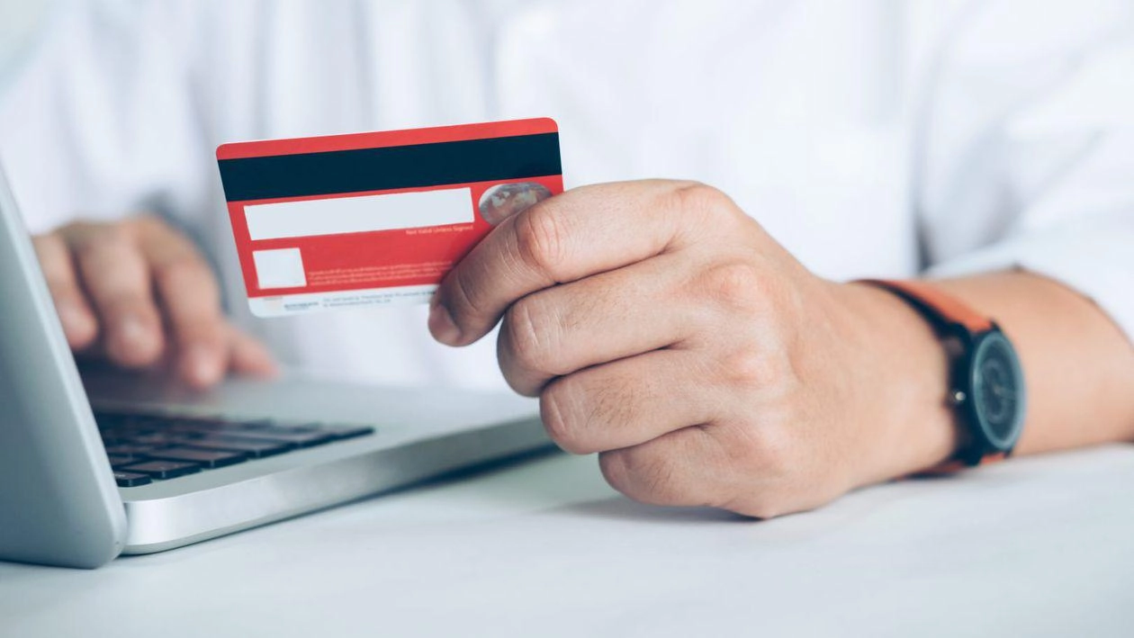 SONDAJ Aproximativ 8 din 10 români sunt mai atenți la preț în acest an când fac cumpărături online, iar aproape 58% spun că vor renunța la produse non-esențiale