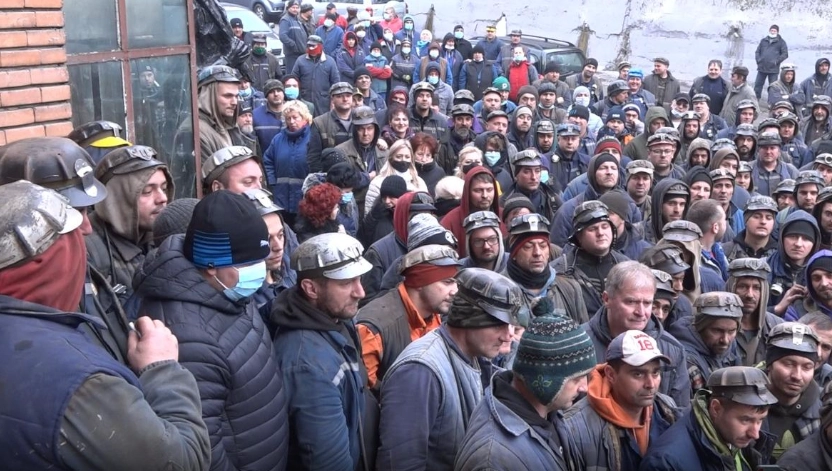 Protestele continuă la Complexul Energetic Oltenia: A patra zi de tensiuni în fața sediului