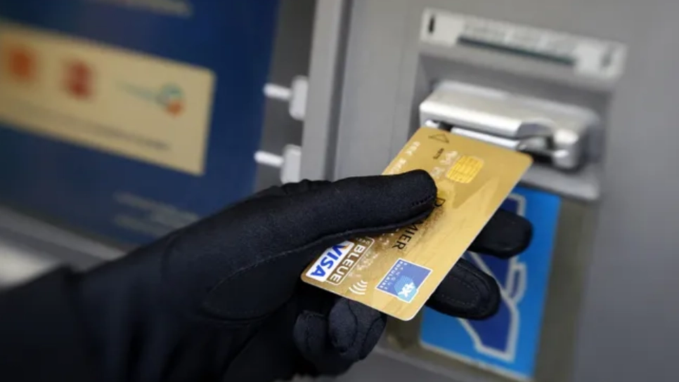 Un tânăr de 20 ani a rămas fără 95 000 de lei după ce i-au fost clonate datele contului