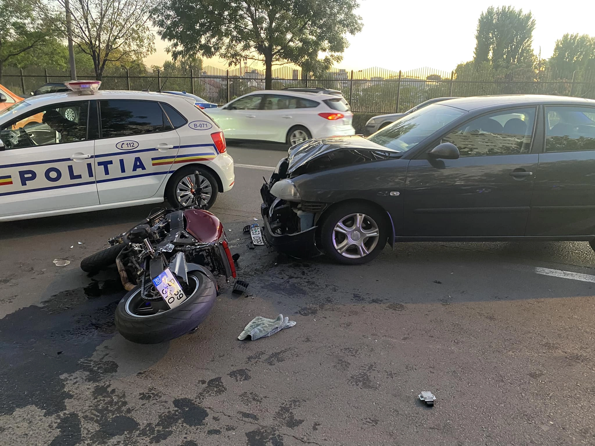 Accident cu trei motociclete, la intrare în Deva - Două persoane au fost transportate la spital