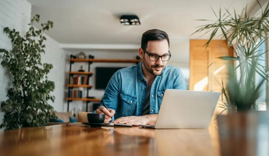 Lucrul de acasă ar putea crește rata natalității: Explicația surprinzătoare