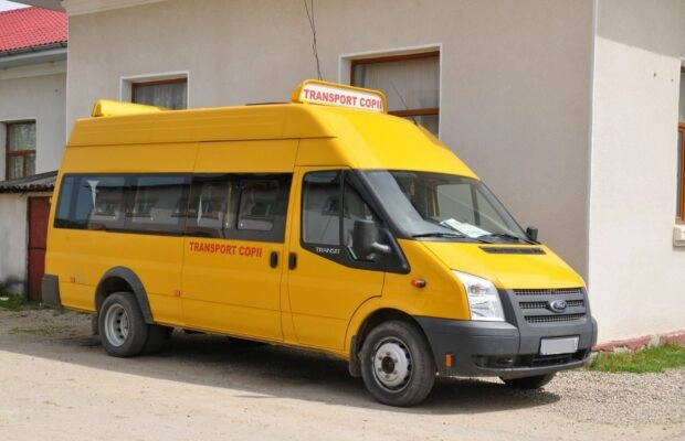 Șofer de autobuz școlar, care ducea 25 de elevi la ore, prins băut la volan