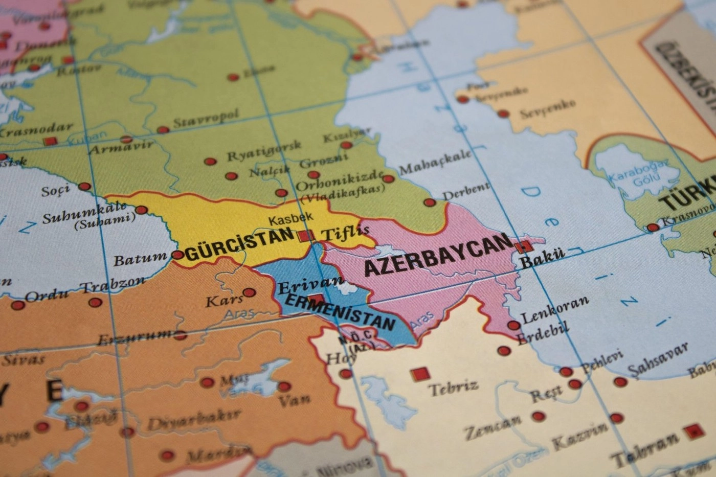 Un opozant azer aflat în exil în Franţa, condamnat în contumacie la închisoare în ţara sa de origine