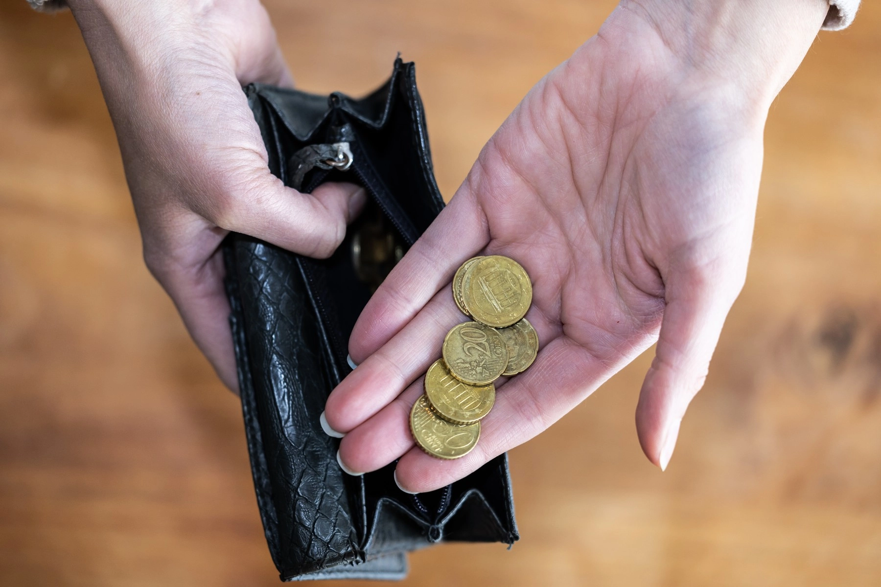 Inflația și măsurile lui Bolojan au strâns cureaua românilor: Consumul a scăzut, cheltuielile scad