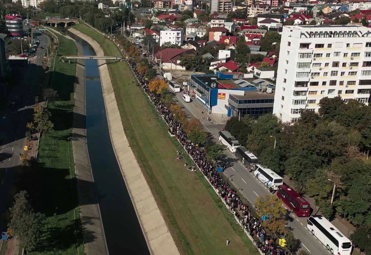 Pelerinajul de la Iaşi de Sfânta Parascheva: 32.000 de oameni au participat la Sfânta Liturghie. IPS Teofan a premiat trei familii de preoţi care au câte 10, 11 şi 12 copii