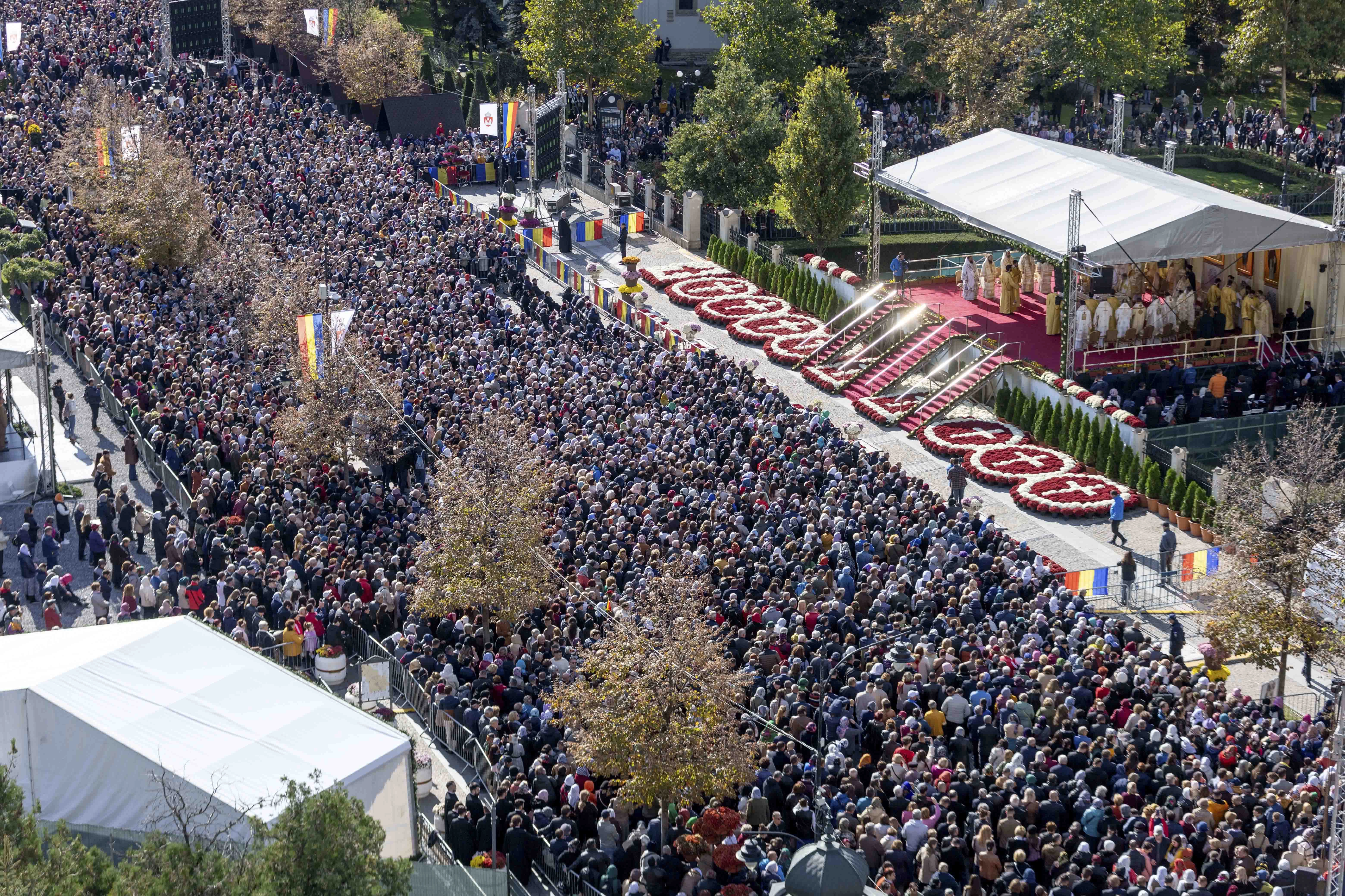 Motivul pentru care s-a format o coadă de sute de persoane la moaștele Sfintei Parascheva, deși pelerinajul nu a început oficial