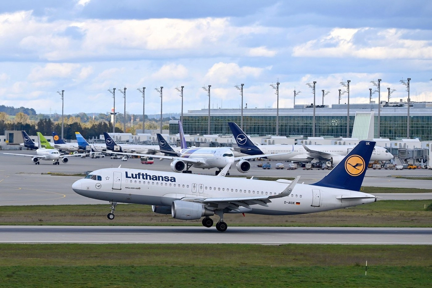 Compania aeriană germană Lufthansa îşi va suspenda zborurile către şi dinspre Teheran