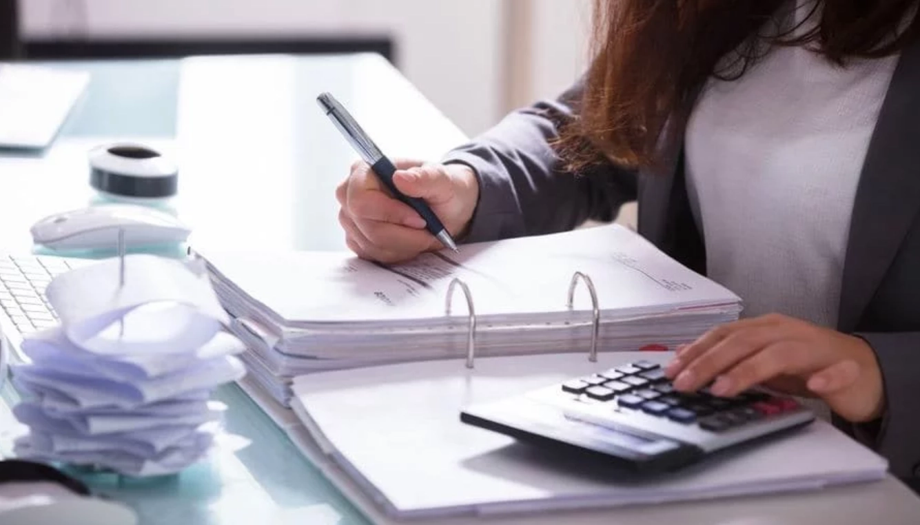 Și-a pus bani deoparte pentru pensie! Contabila IȘJ Constanța a furat banii profesorilor