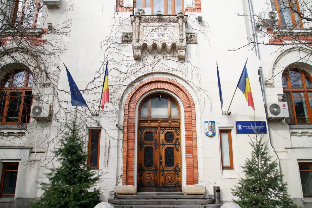 Ministerul Educației, exemplu de cum să nu scrii corect. Greșeli gramaticale în ordinul care stabilește modul în care profesorii trebuie să le dea teme elevilor
