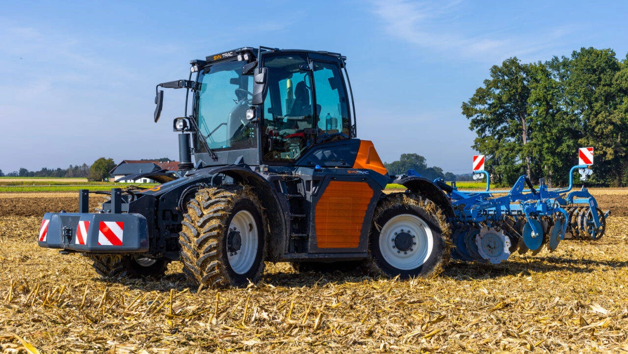 Aproape de tragedie în Neamț: bărbat prins sub un tractor care s-a răsturnat