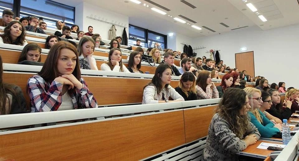 Nemulţumire în rândul studenţilor Universităţii Transilvania din Braşov, în urma unei decizii privind prezenţa obligatorie la cursuri, decizie dublată de lipsa de spaţii adecvate - Tinerii se pregătesc de protest