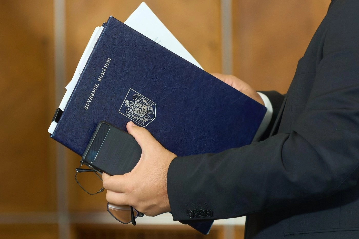 Pe o ușă dă afară, pe o ușă angajează - Bolojan i-a numit secret de stat vicepremierului Oana Gheorghiu