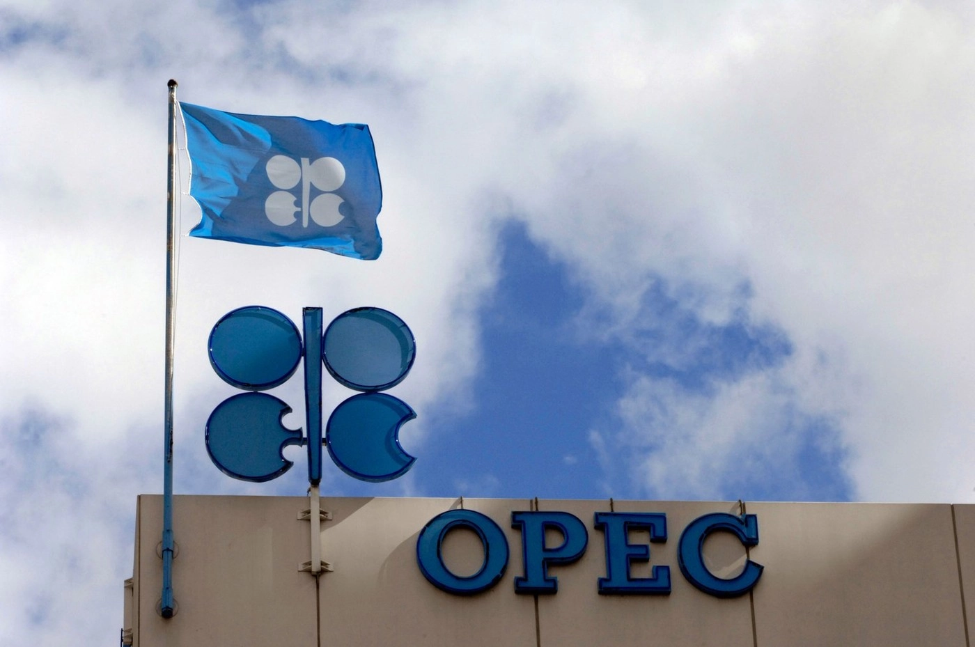 OPEC+ a aprobat o creştere modestă a producţiei de petrol în decembrie şi o pauză în primul trimestru din 2026