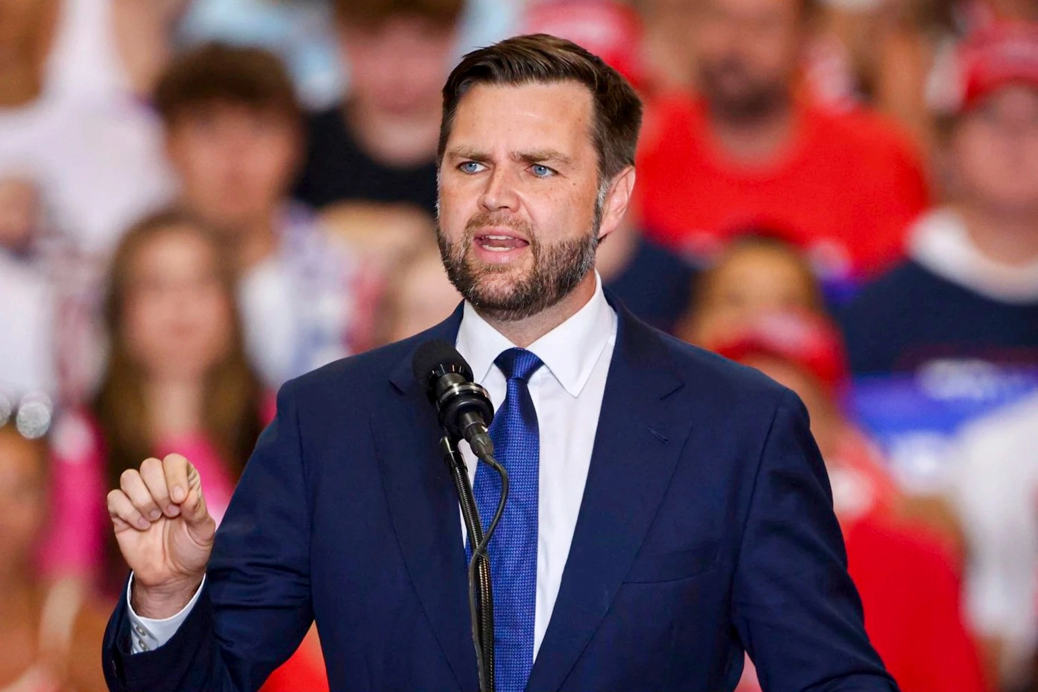 'Denunţaţi-i şi, la naiba, sunaţi-le angajatorii!': JD Vance anunță posibile pedepse pentru cei care sărbătoresc uciderea lui Charlie Kirk