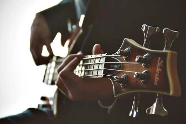 Chitara lui Noel Gallagher de la Oasis, vândută la licitație pentru 385.000 de dolari