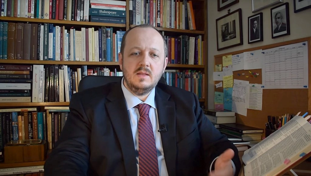 Scandal la Huși - Adrian Papahagi, la un pas să fie bătut în timpul unei conferințe cu preoți. Poliția a intervenit în forță