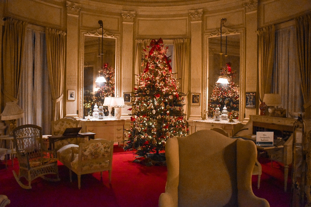 „Cataracta bradului de Crăciun”, boala rară care face ochii să strălucească în culori spectaculoase, fără să afecteze vederea