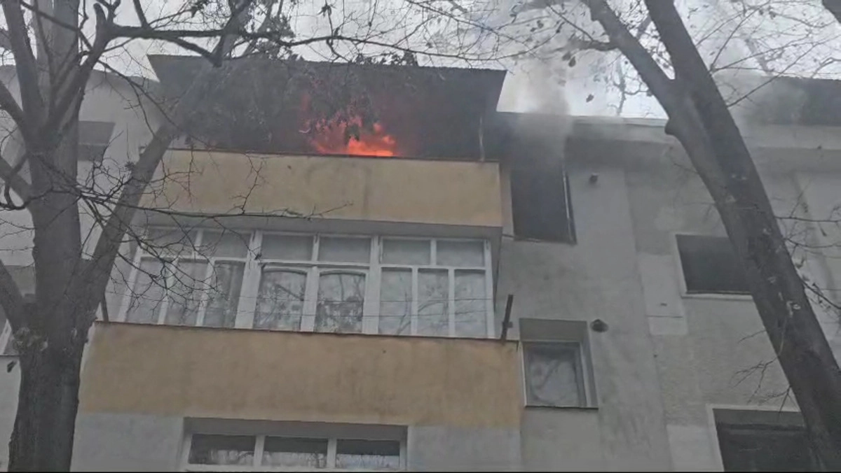Incendiu într-un apartament, cauza probabilă fiind bateria unei trotinete electrice / 9 persoane au fost evacuate