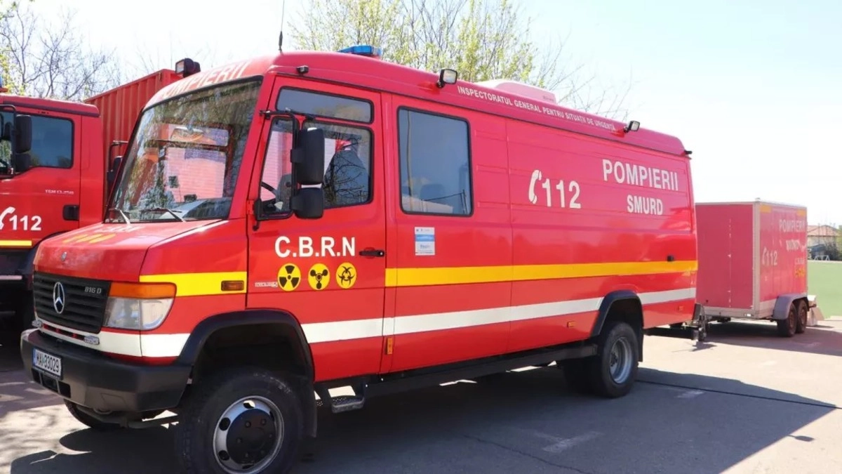 Accident rutier în Argeș: o mașină a lovit o conductă de gaze, intervine un echipaj CBRN