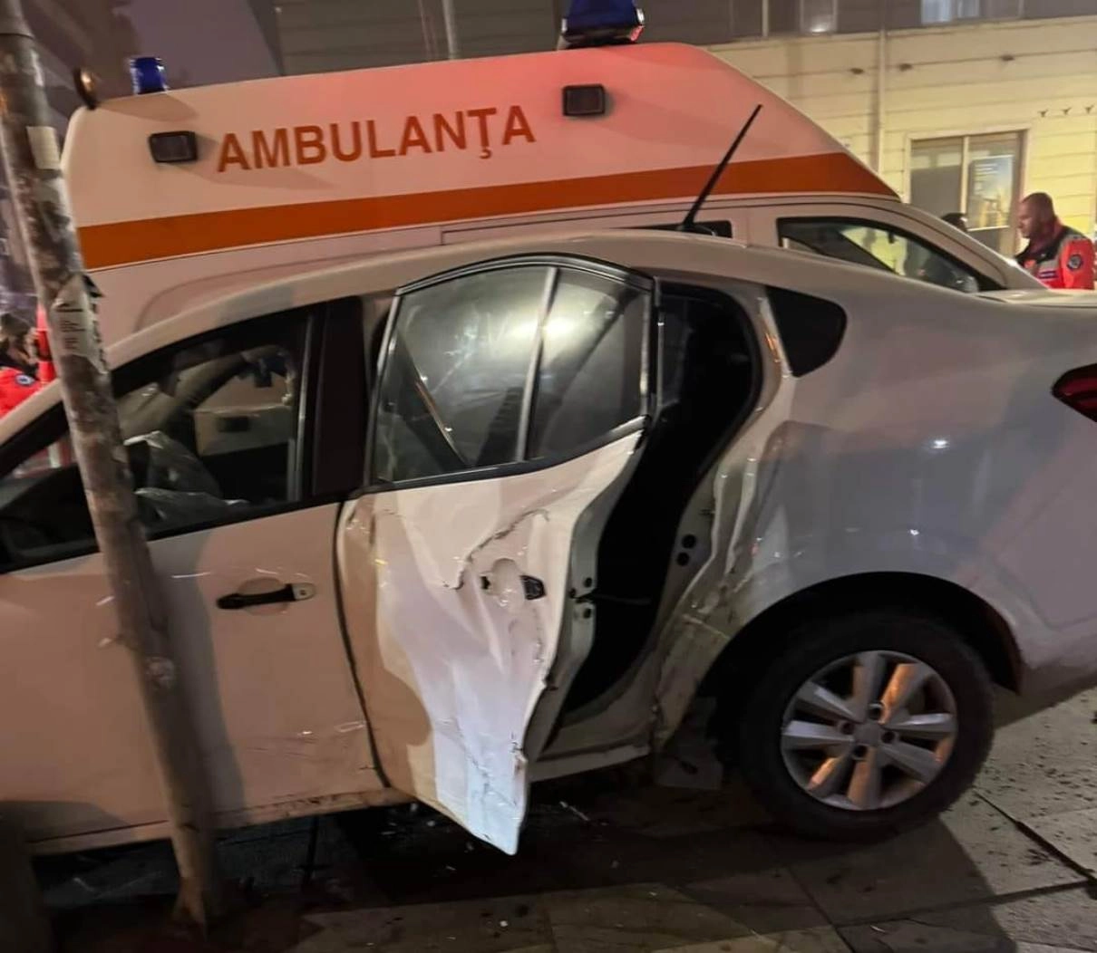 Ambulanţă cu pacient, implicată într-un accident rutier - Şoferul ambulanţei a fost rănit uşor
