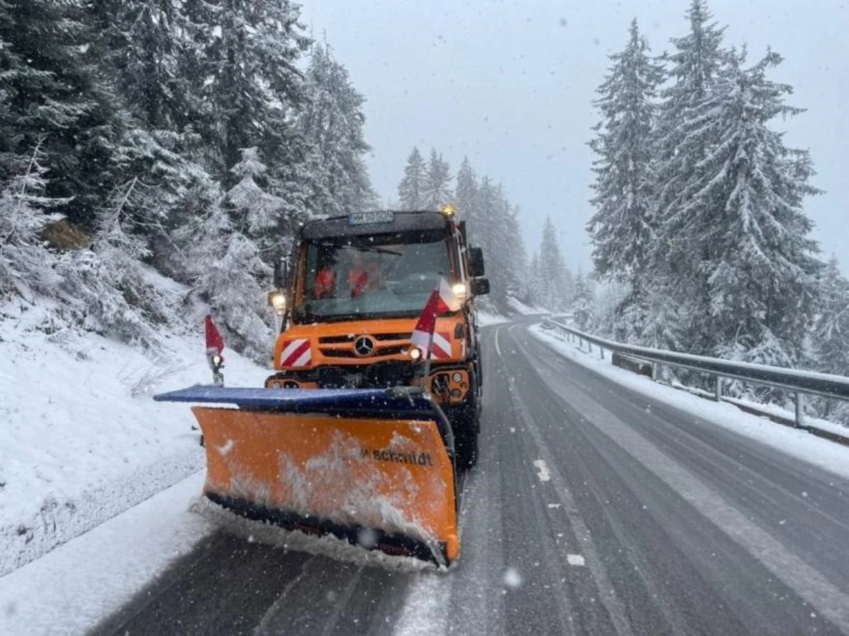 Drumarii au intervenit cu material antiderapant pe DN 18, drum care traversează trei pasuri montane