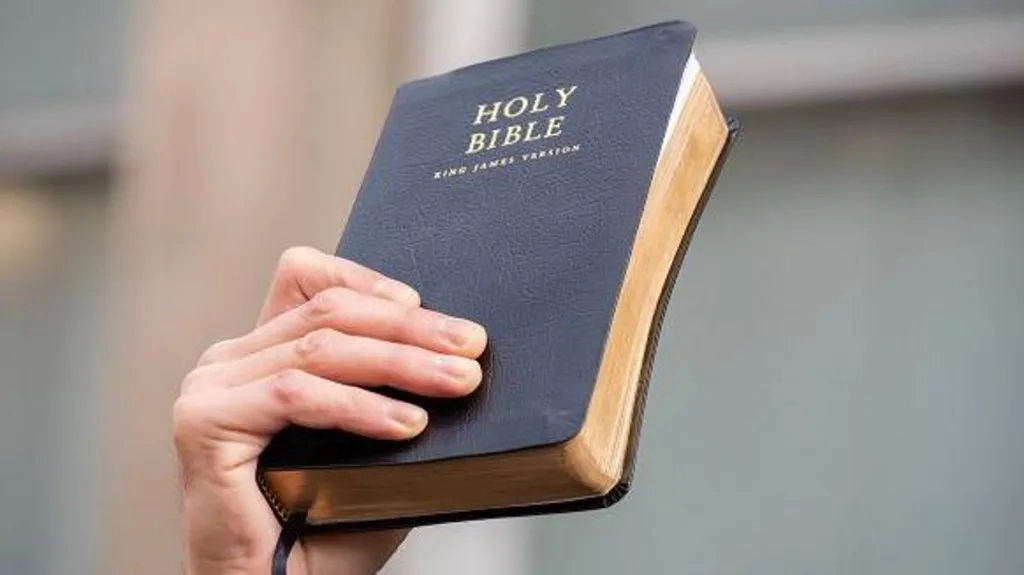 BIBLIA a devenit una din cele mai cumpărate cărți din Marea Britanie. Creștere cu 134% a vânzărilor. Care ar fi explicațiile