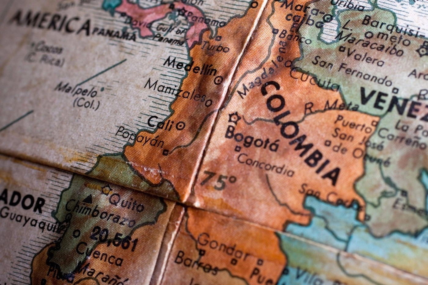 Armata columbiană va continua să bombardeze poziţii ale rebelilor