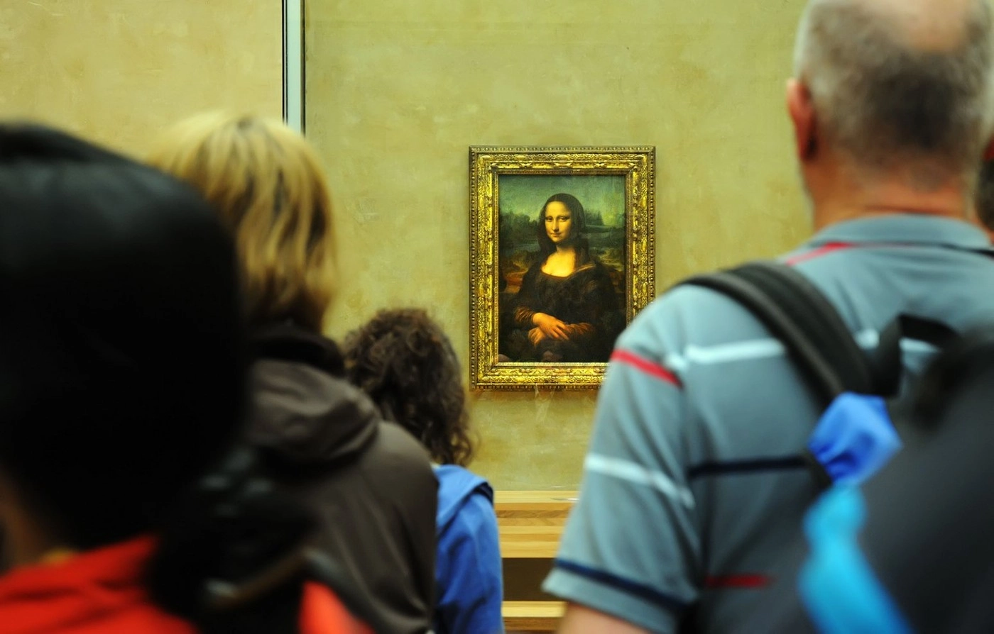 FOTO Muzeul Luvru, implicat într-un nou incident de securitate: Doi belgieni şi-au agăţat 'opera' în încăperea în care este expusă Mona Lisa