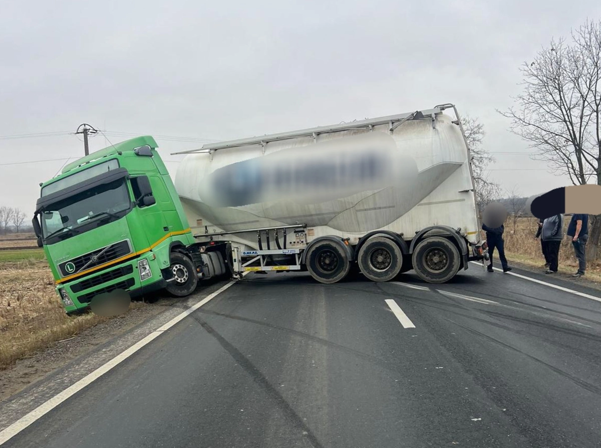 Cisternă încărcată cu GPL a intrat într-un şanţ pe DN 26