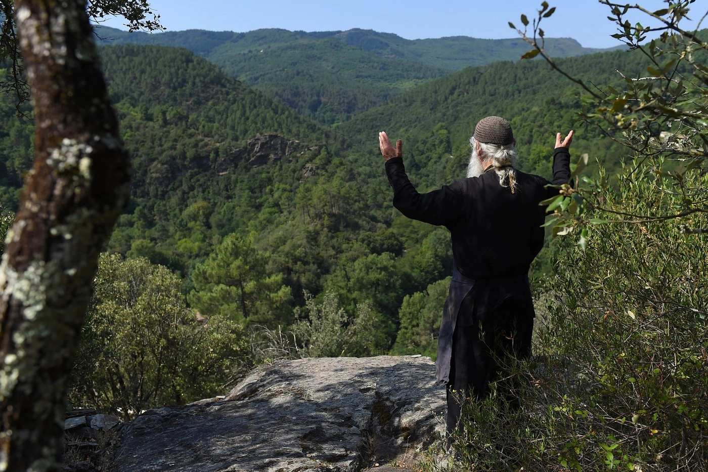Val de fraude în numele Domnului: 'Dezlegări' pe bani și minuni promise pe TikTok de maici, călugări și preoți falși. Patriarhia intervine